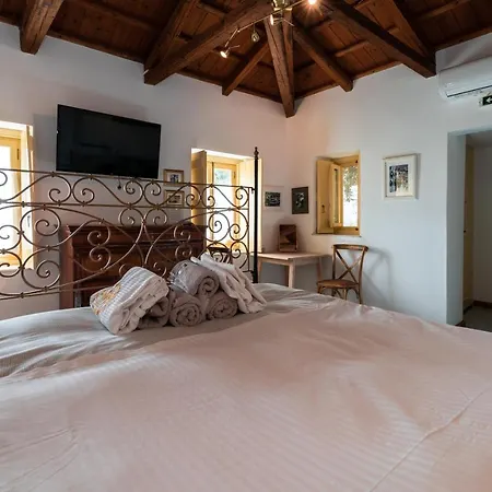Апартаменты Rafalias Mansion *